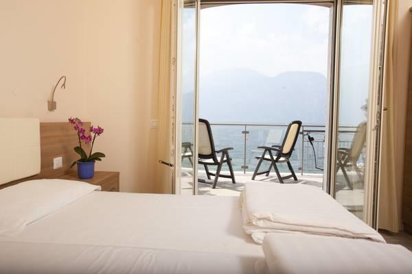 Hotel Garni Vela D'Oro เบรนโซเน ซูล การ์ดา ภายนอก รูปภาพ