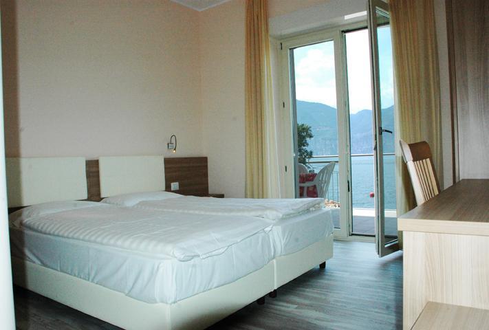 Hotel Garni Vela D'Oro เบรนโซเน ซูล การ์ดา ภายนอก รูปภาพ